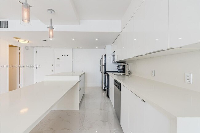 Building Photo - 5701 Collins Ave