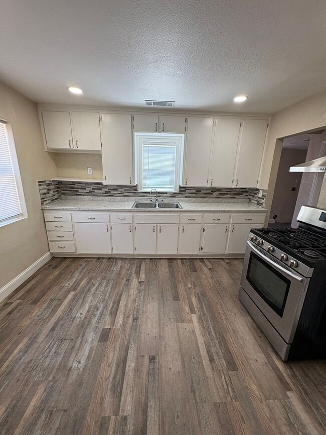 Building Photo - Country home Now Available!