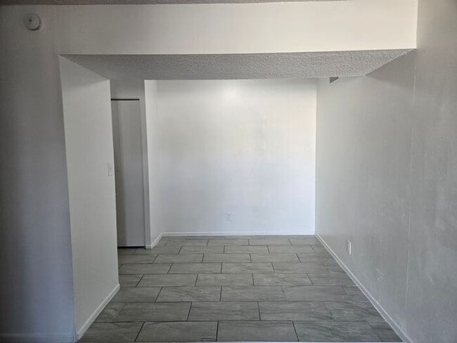 Building Photo - Spacious 3 bed, 2 bath upstairs, condo in ...
