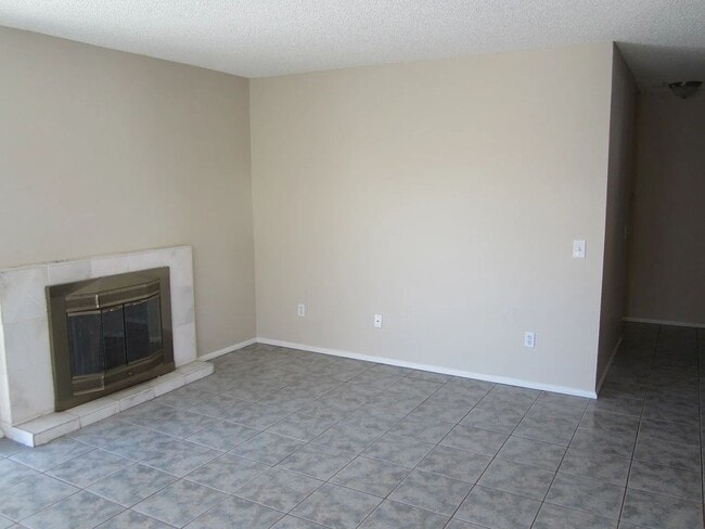 Building Photo - Nice 3 BR in Great MoVal Neighborhood