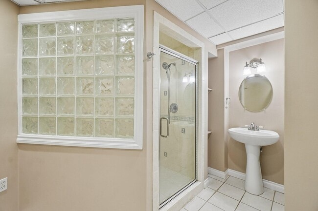 Building Photo - 1819 Brookview Dr