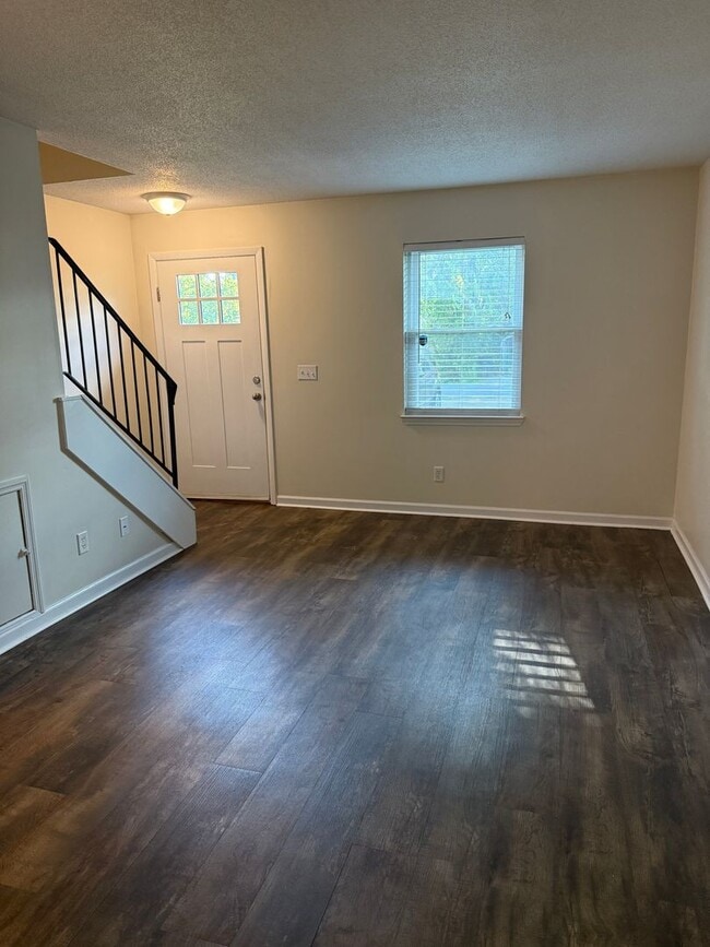 Building Photo - East Ridge Townhome