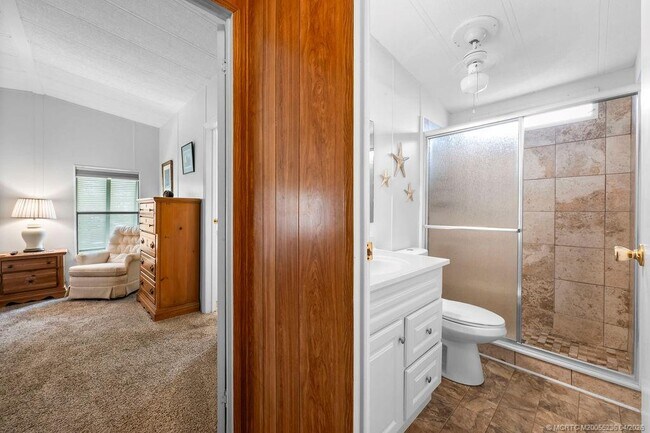 Building Photo - 7894 SE Saratoga Dr