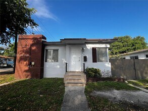 Building Photo - 550 SW 16th Ave