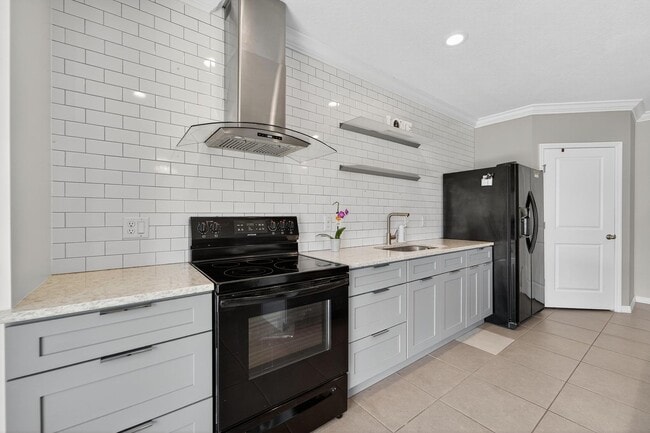 Building Photo - Stunning 5 bed/ 2 bath