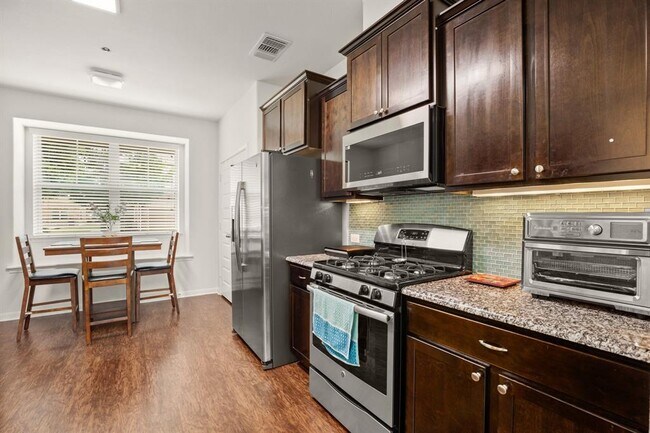 Building Photo - 1620 Bryant Dr