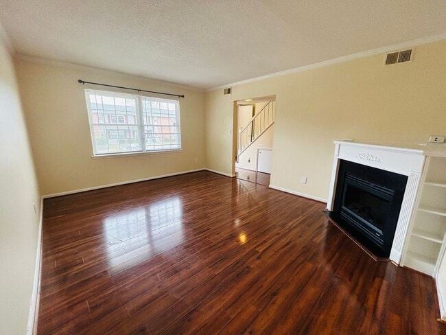 Building Photo - Charming 2 bedroom, 2.5 bathroom townhome in Greensboro w/2 master-suites/community pool