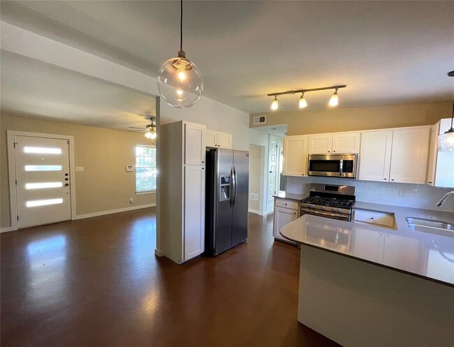 Primary Photo - 1806 Blue Crest Dr