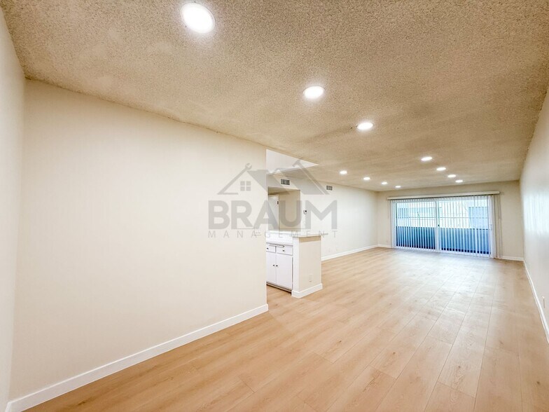 Building Photo - 6041 Whitsett Ave