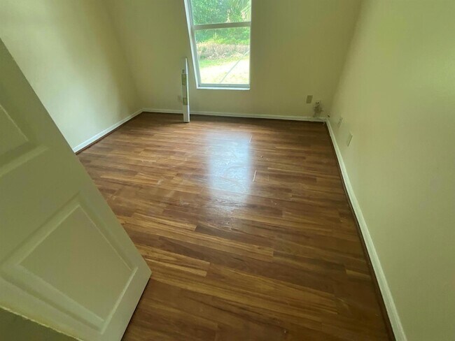 Building Photo - 1002 SW Romaine Ln