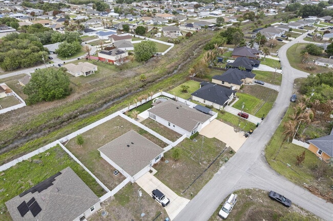 Building Photo - 681 SW Millard Dr
