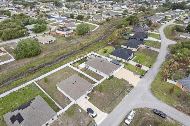 Building Photo - 681 SW Millard Dr