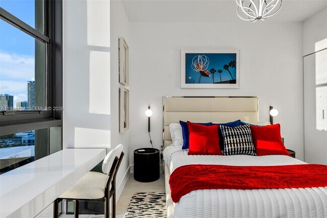 Building Photo - 700 NE 24th St