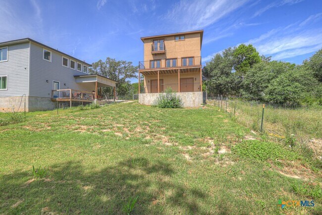 Building Photo - 1216 Canyon Lake Dr