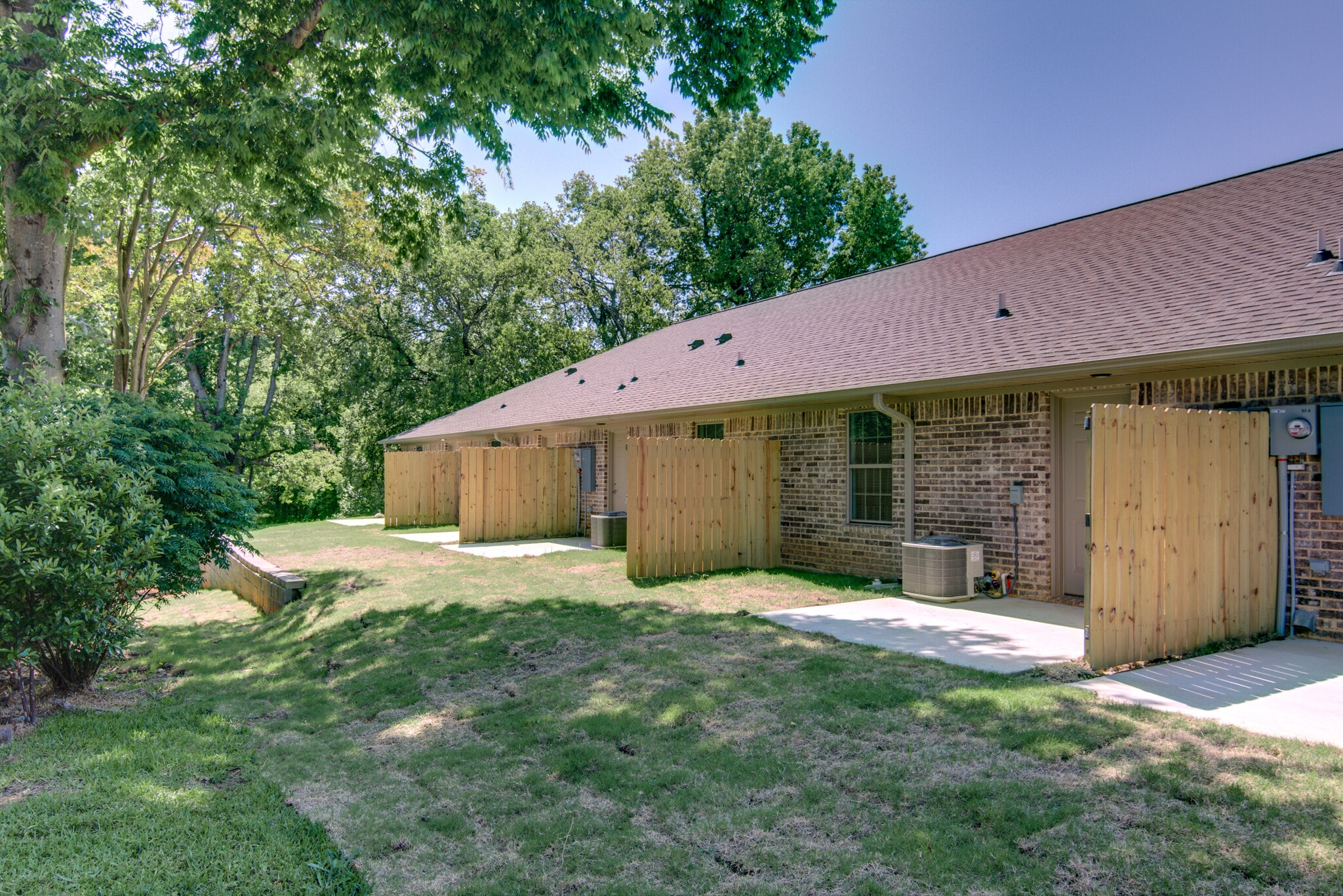 Property Rear - 911 Pecorella St E