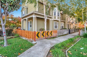 Building Photo - Beautiful 3-Bed, 3-Bath Home in Prime Sunn...