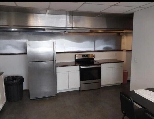 Building Photo - 868 Main St