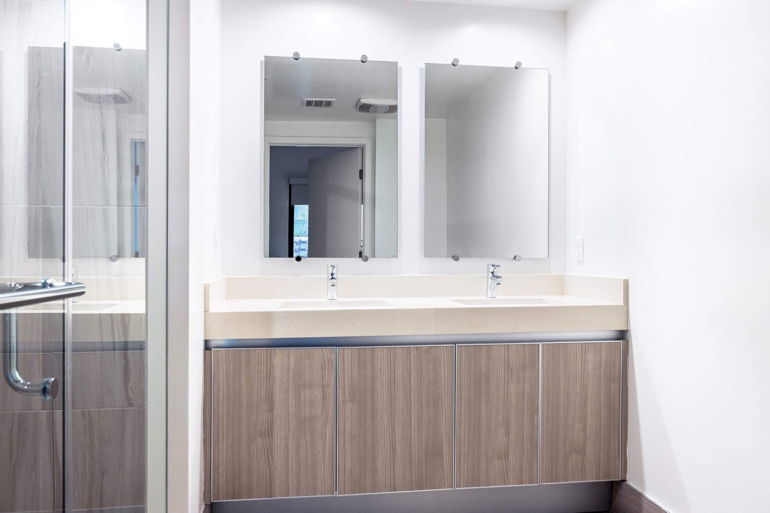 Building Photo - 129 S Kings Rd