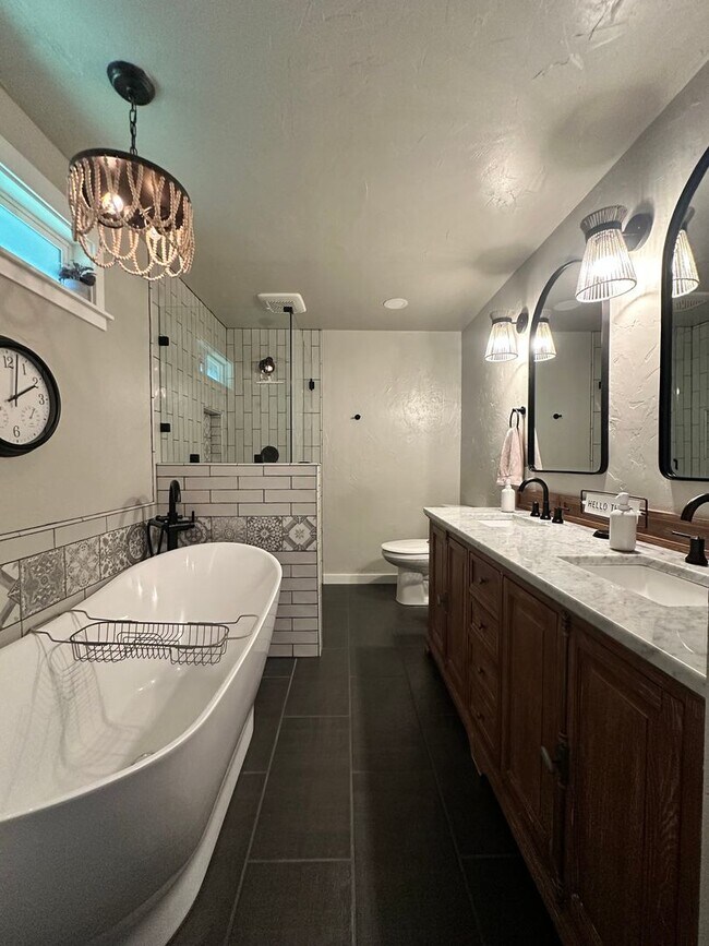 Building Photo - Beautifully Remodeled 3 Bedroom, 2 Bathroom Home – Move-In Ready!