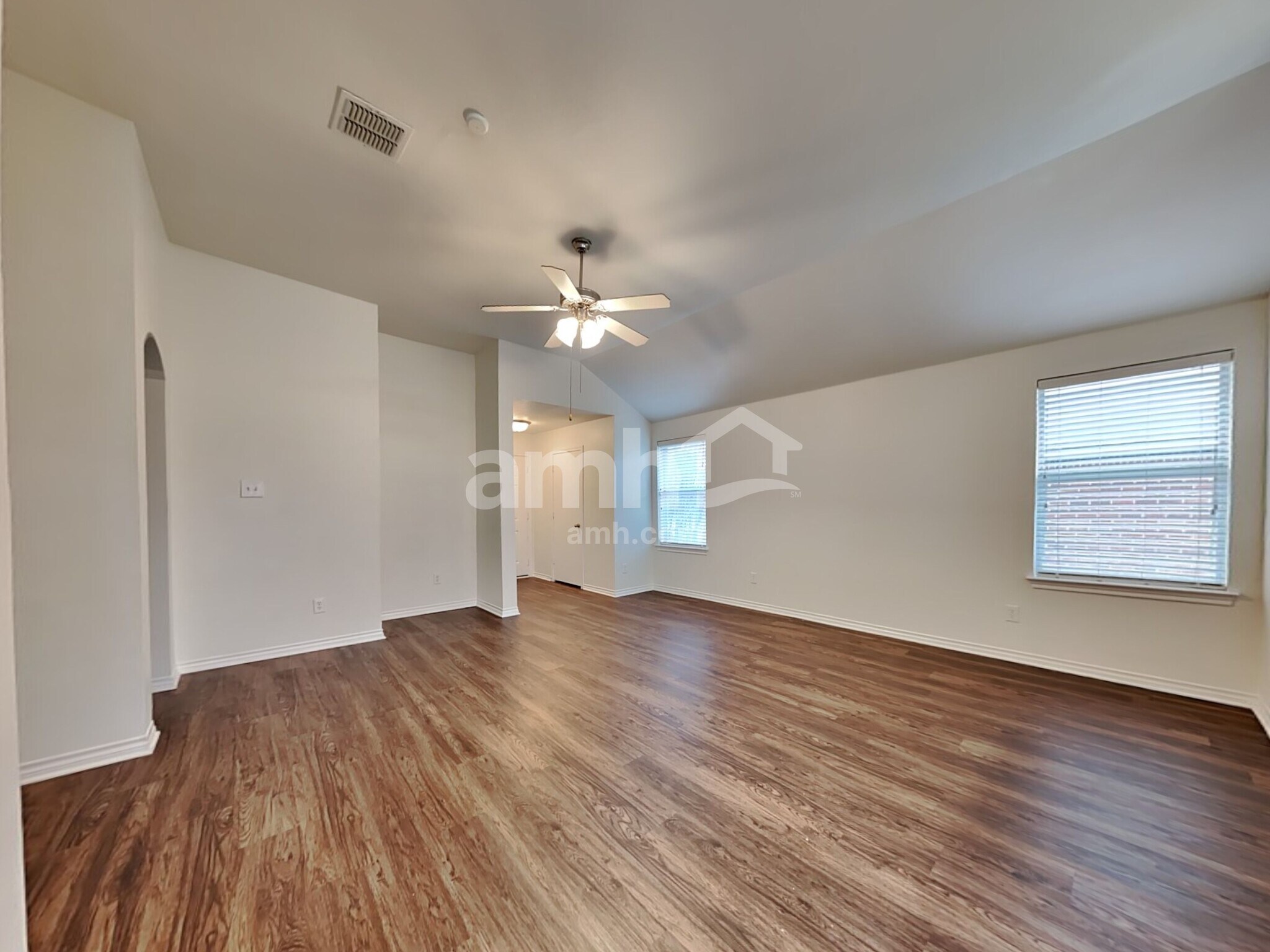 Building Photo - 3013 Lake Side Dr