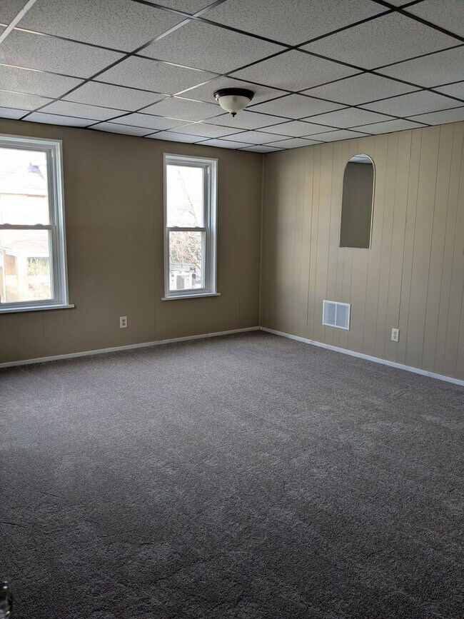 Building Photo - 2 bedroom, 1 bath Single Family House in Beaver Falls