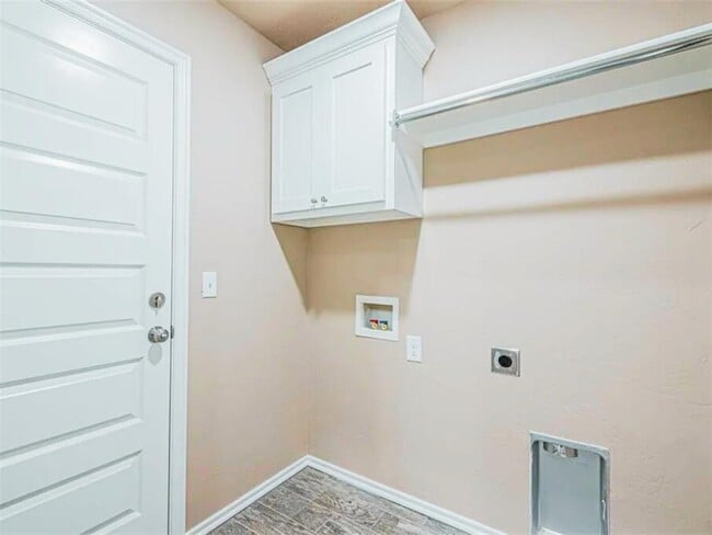 Building Photo - 1702 Highland Loop