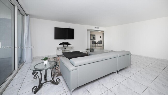 Building Photo - 2030 S Ocean Dr