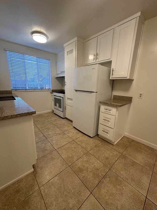 Building Photo - 2320 W 24th St