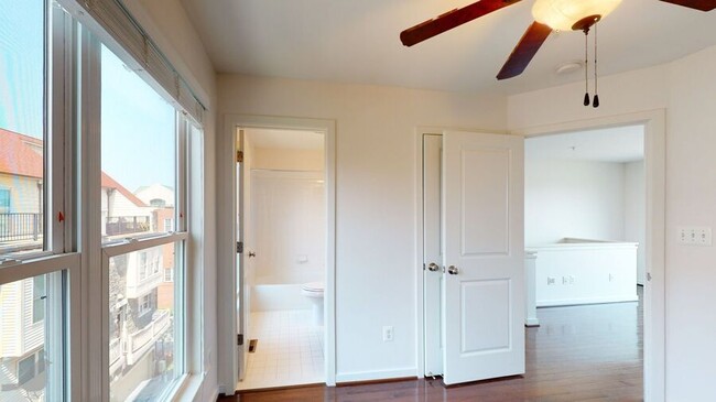 Building Photo - 517 Regent Pl NE
