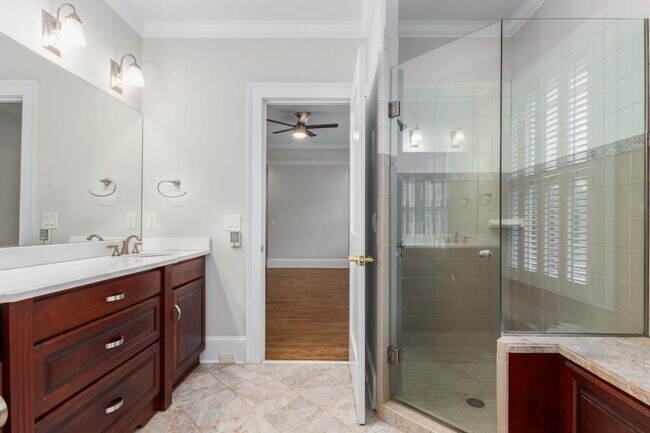 Building Photo - 656 Yorkshire Rd NE