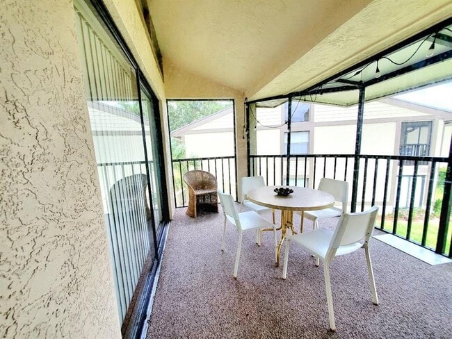 Building Photo - 20 Woodlake Pl