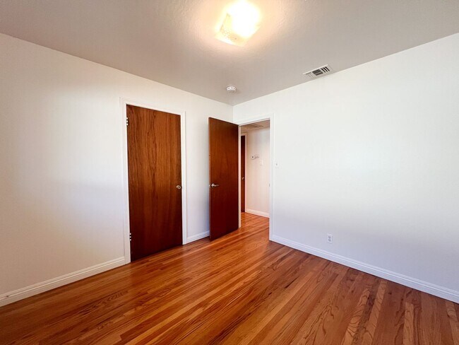 Building Photo - Tahoe Park Gem in Great Location!