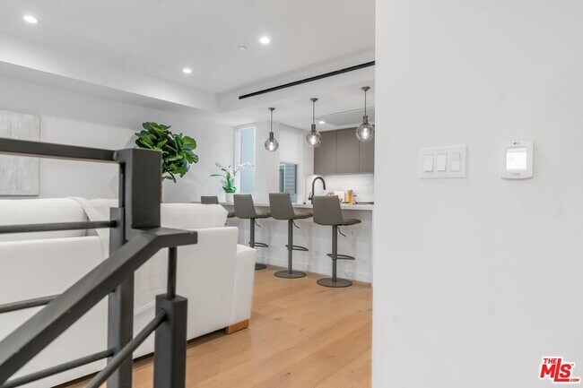 Building Photo - 855 N Detroit St