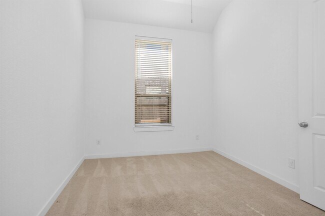 Building Photo - 256 Sky Top Dr