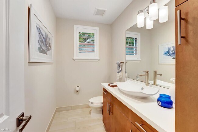 Building Photo - 3 br, 4.5 bath Townhome - 1045 Harbor Vill...