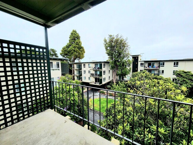 Building Photo - Top floor Woodlake condo, corner location