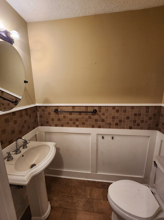 Building Photo - 4001 Calhoun Dr