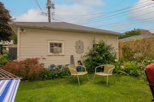 Building Photo - 2627 N Mozart St