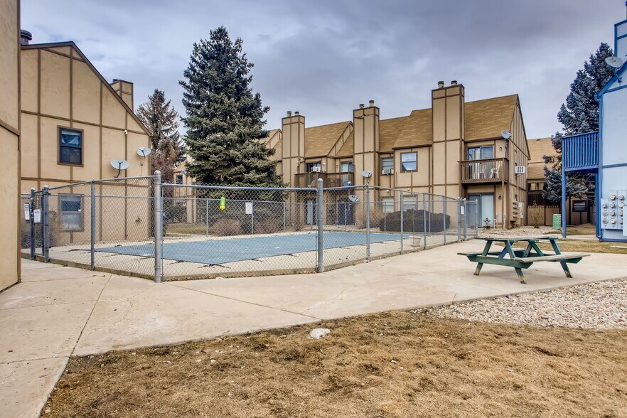 Building Photo - 225 E 8th Ave