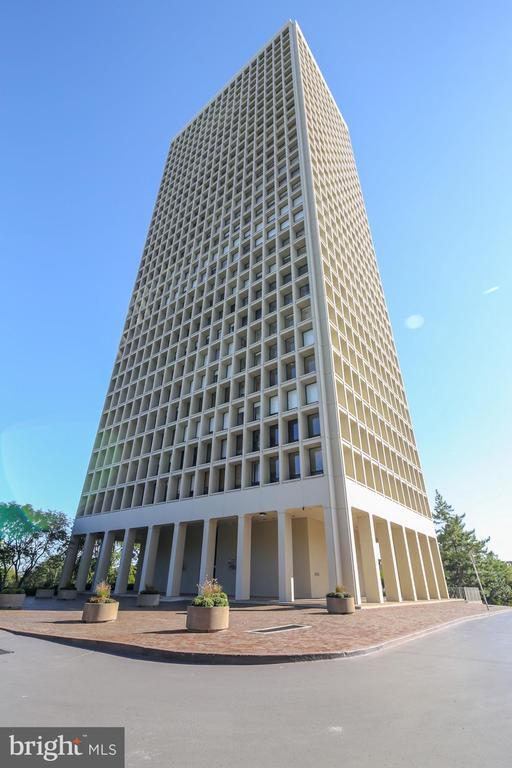 Building Photo - 210 Locust St