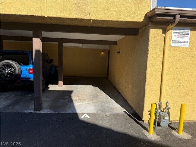 Building Photo - 1390 Hialeah Dr