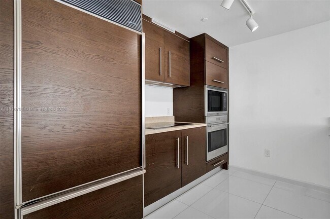 Building Photo - 465 Brickell Ave