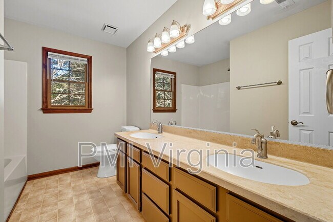 Building Photo - 932 Nugent Dr