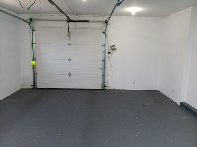 Building Photo - 3 Bedroom, 3 Bathroom Home! Schedule a Showing Soon!