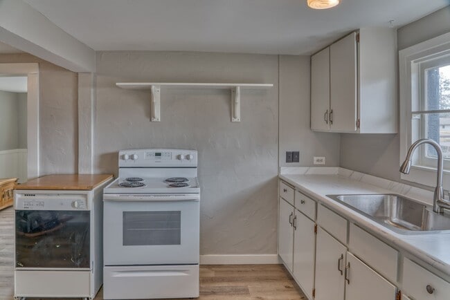 Building Photo - Crisp Remodeled 3-Bdr in Heart of Sisters!