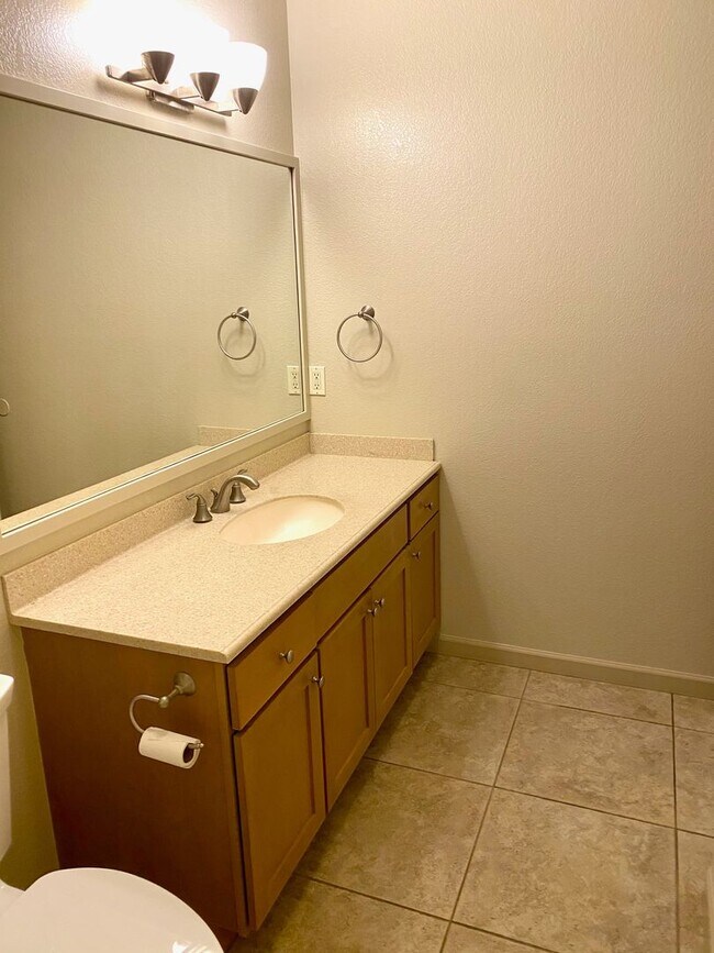 Building Photo - 3 bed / 1.5 bath condo located in Kailua Kona