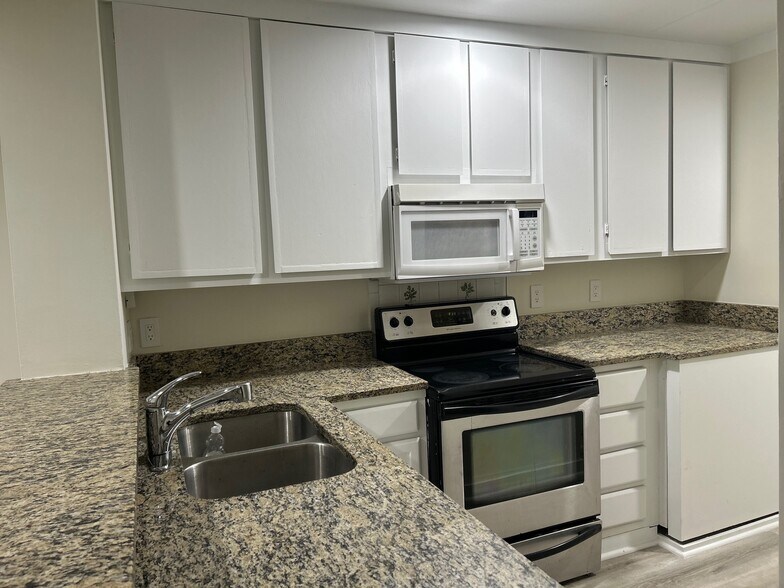 Building Photo - 1530 Fort Johnson Rd