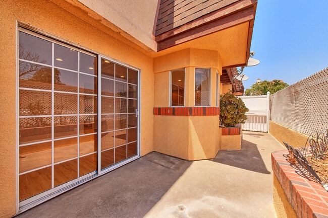 Building Photo - 604 W Wilson Ave