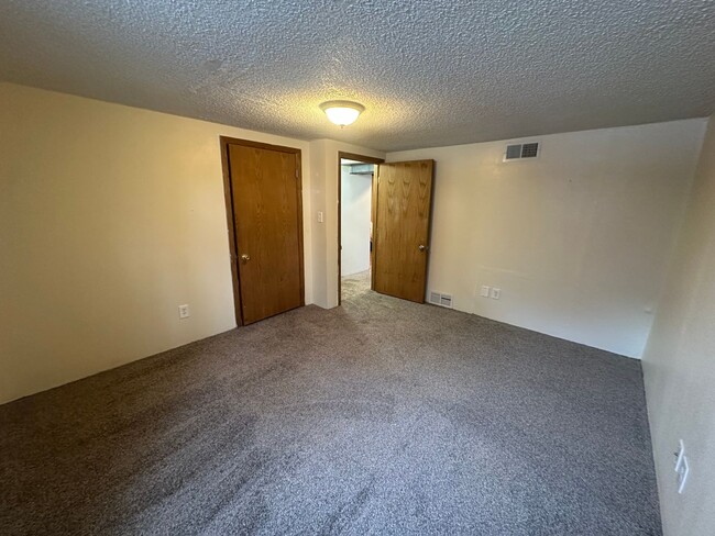 Building Photo - 2 bedroom, 1.5 bathroom, pet friendly home...