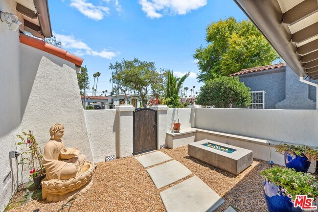 Building Photo - 3871 Roxton Ave